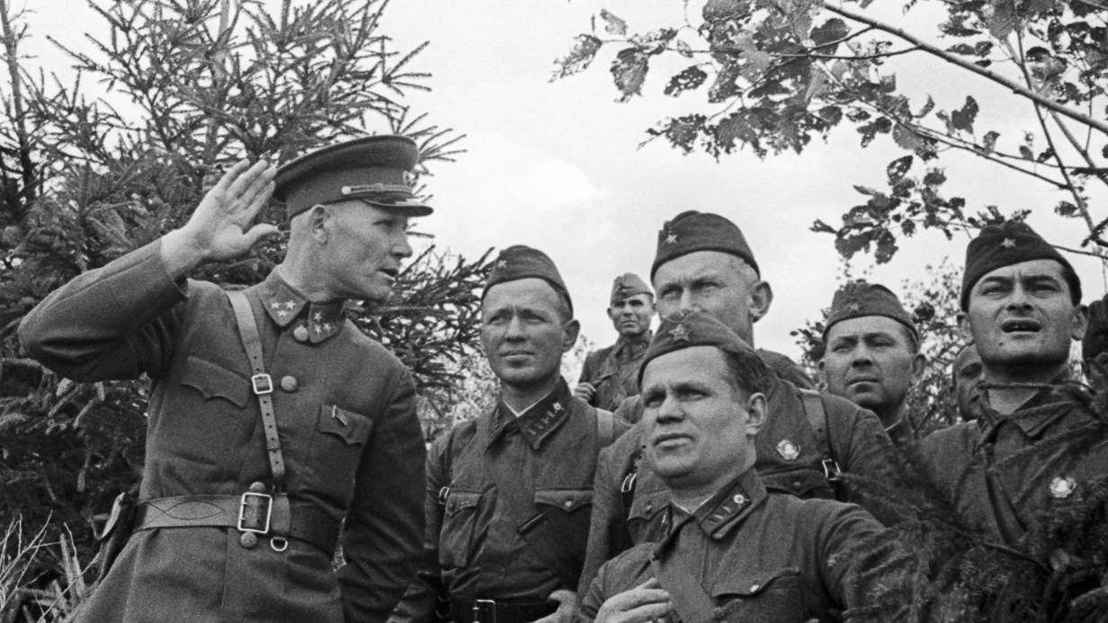 На командном пункте у командующего Западным фронтом генерел-лейтенанта Ивана Конева. На втором плане писатели: Михаил Шолохов, Александр Фадеев и Евгений Петров
