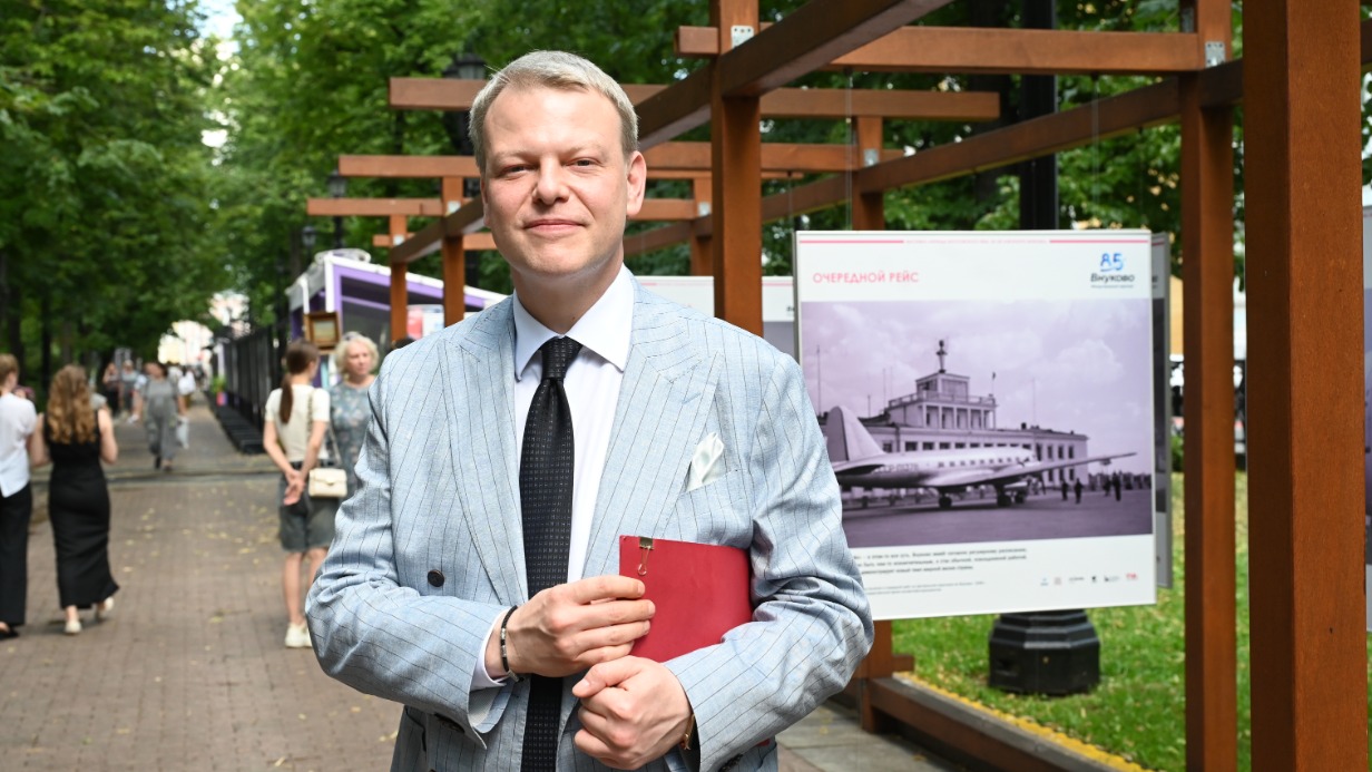 Директор Института социальных теорий, экологии и искусства Вадим Петров на открытии выставки, приуроченной к 85-летию аэропорта Внуково