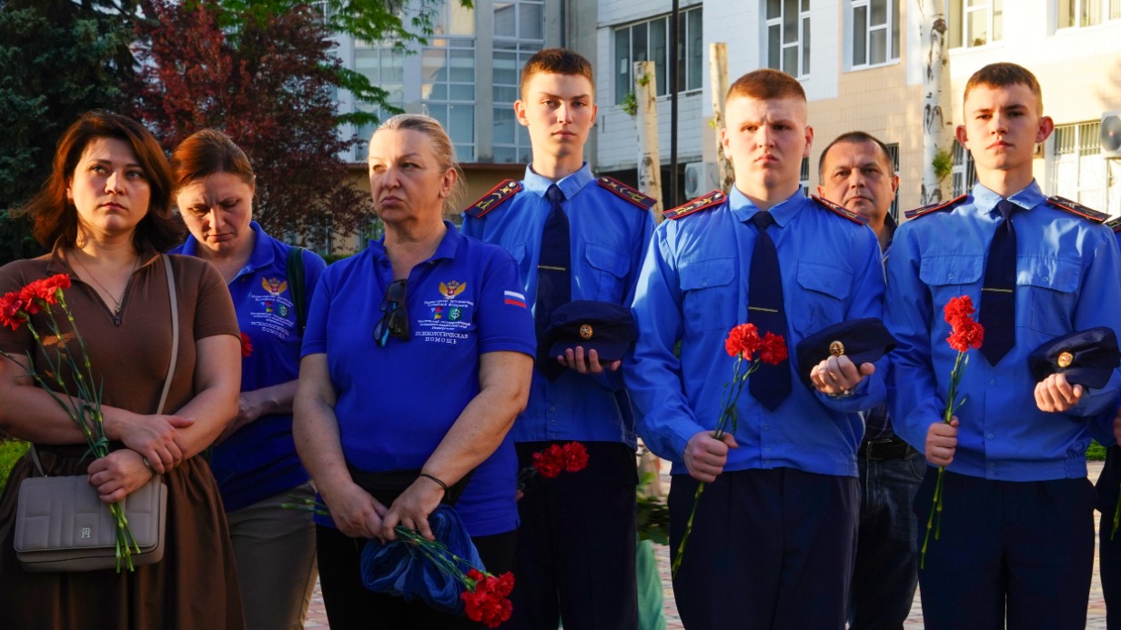 Участники митинга в Луганске пришли почтить память погибших при атаке беспилотников и обстреле ракетными снарядами общежития Старобельского профессионального колледжа