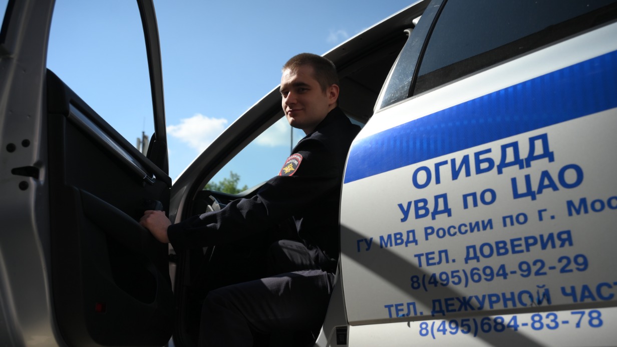 Сотрудник отдела технического надзора Госавтоинспекции УВД по ЦАО лейтенант полиции Никита Панин отправляется на очередное дежурство по Центральному округу