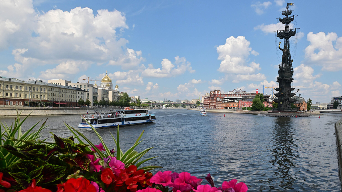 Синоптик Паршина: Температура воды в Москве-реке стала сравнима с Черным морем