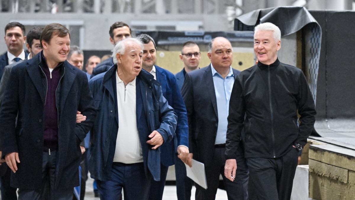 9 октября 2025 года. Мэр Москвы Сергей Собянин (справа) на открытии роботизированного завода по производству крупногабаритных модулей
