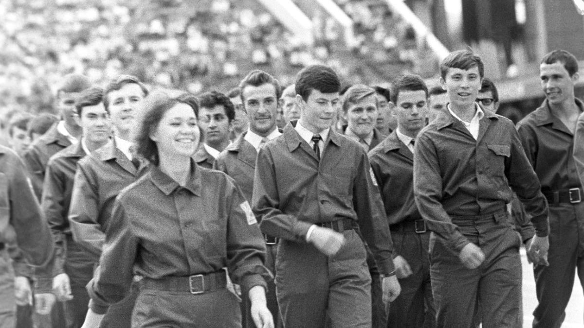 25 июня 1967 года. Праздник, посвященный Дню советской молодежи. Московские студенты, участники студенческих строительных отрядов во время праздничного парада на Центральном стадионе им. В. И. Ленина в Лужниках. Как говорят психологи, мозг человека идеализирует прошлое, поэтому кажется, что раньше было лучше