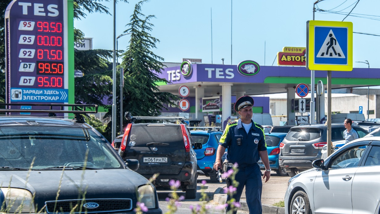Очередь из автомобилистов, желающих приобрести горючее по QR-коду, на подъезде к заправочной станции регулирует старший лейтенант полиции Сергей Наумов (фамилия изменена по просьбе героя)