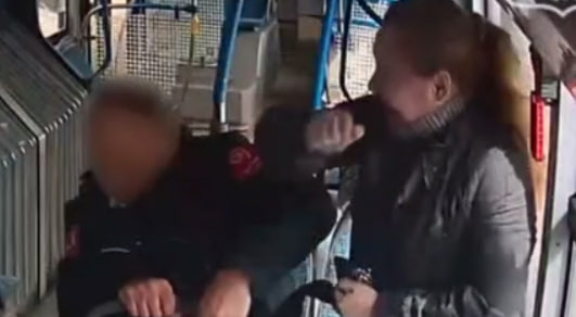 Женщина напала на контролера в автобусе в Москве: к чему ее приговорили, видео
