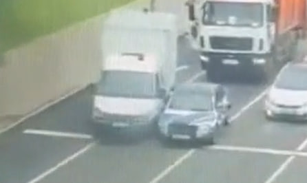 Студент угнал «газель» и попал в ДТП в Москве: видео