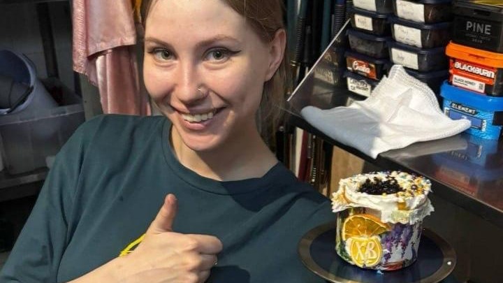 Сделавшую кальян на куличе девушку освободили из-под стражи