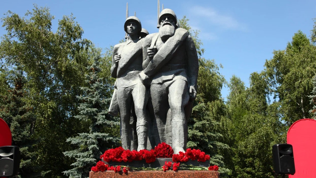 В день 85-й годовщины у стелы в Хорошево-Мневниках почтили память бойцов народного ополчения
