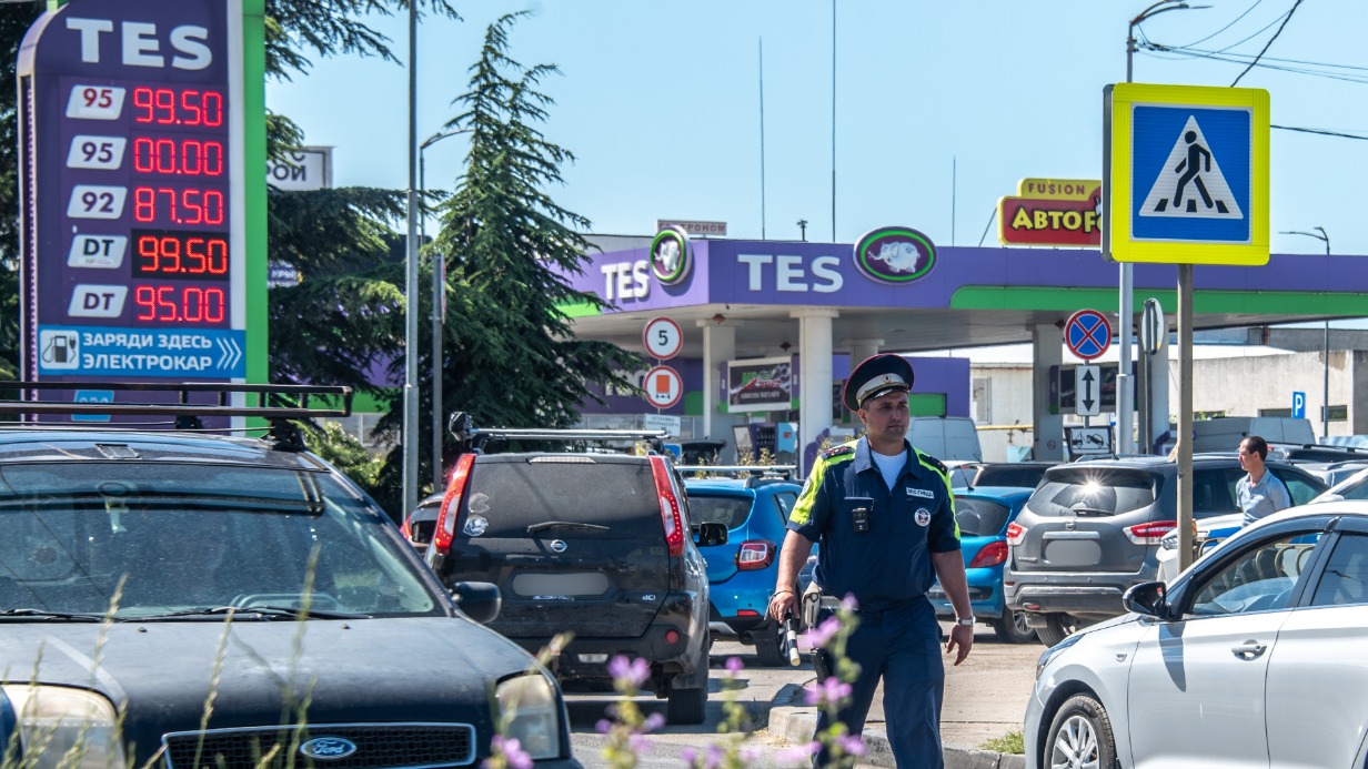 Очередь из автомобилистов, желающих приобрести горючее по QR-коду, на подъезде к заправочной станции регулирует старший лейтенант полиции Сергей Наумов (фамилия изменена по просьбе героя)