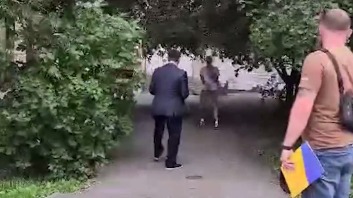Юноша на улице забросал помидорами депутата Верховной рады Украины Тищенко