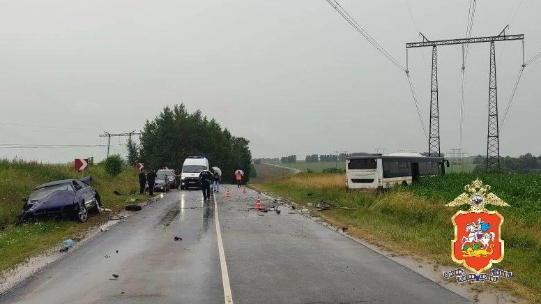 Шестилетний ребенок погиб при столкновении иномарки с автобусом в Подмосковье