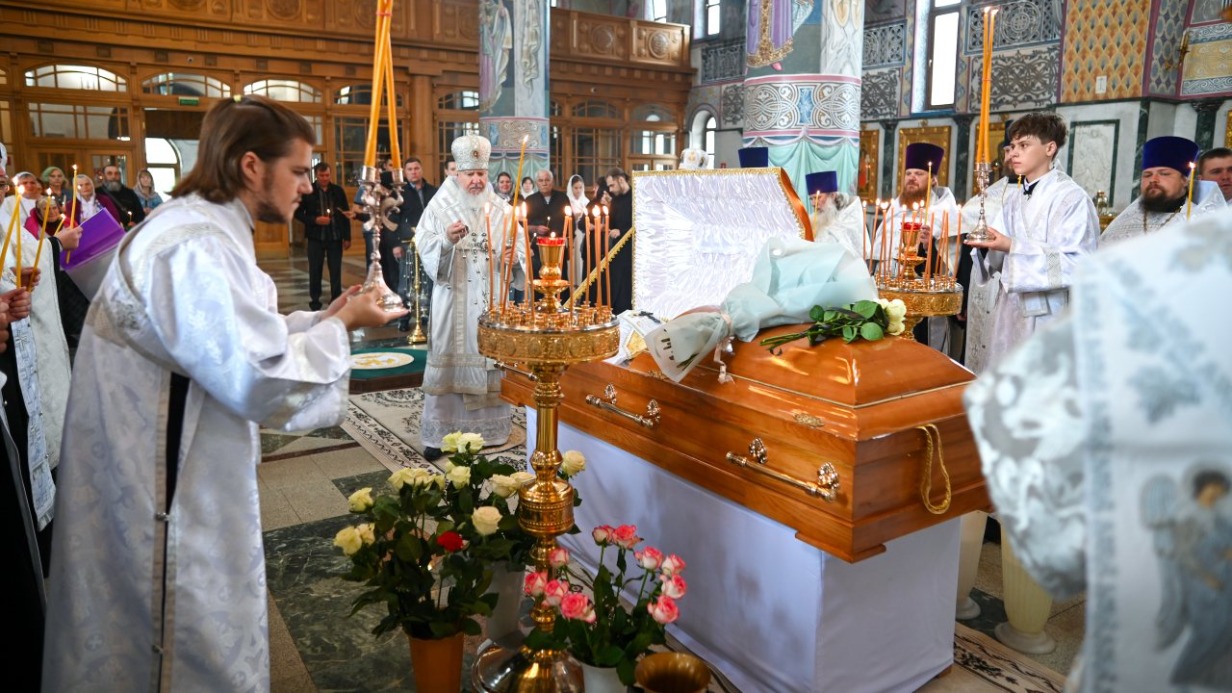 Брянский митрополит совершил отпевание 21-летнего сына священника