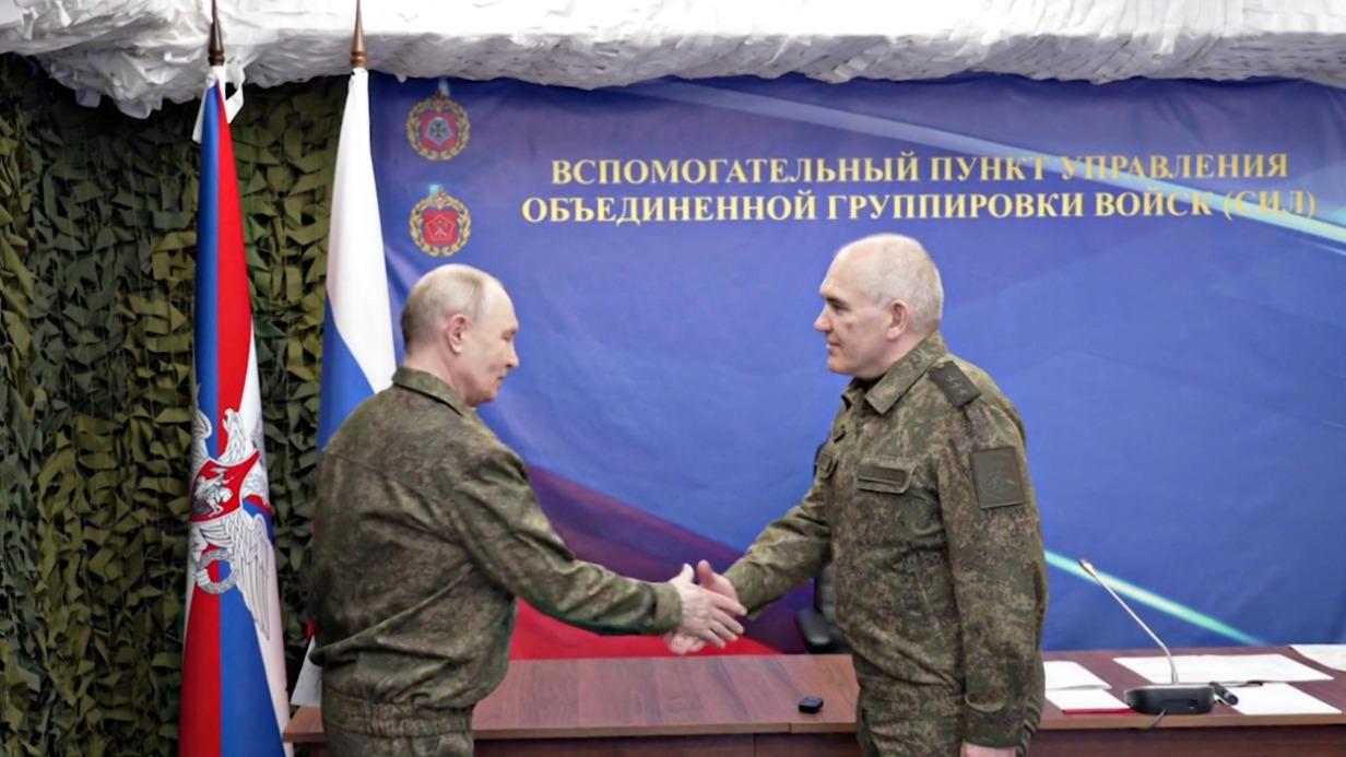 Президент России Владимир Путин с начальником Главного оперативного управления Генерального штаба ВС РФ Сергеем Рудским во время посещения вспомогательного пункта управления Объединенной группировки войск (сил)