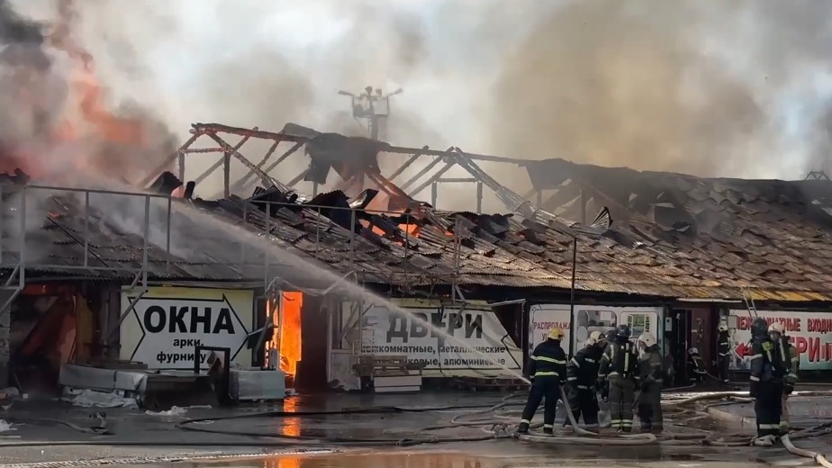 Склады на территории ТЦ «Три кита» загорелись в Ижевске