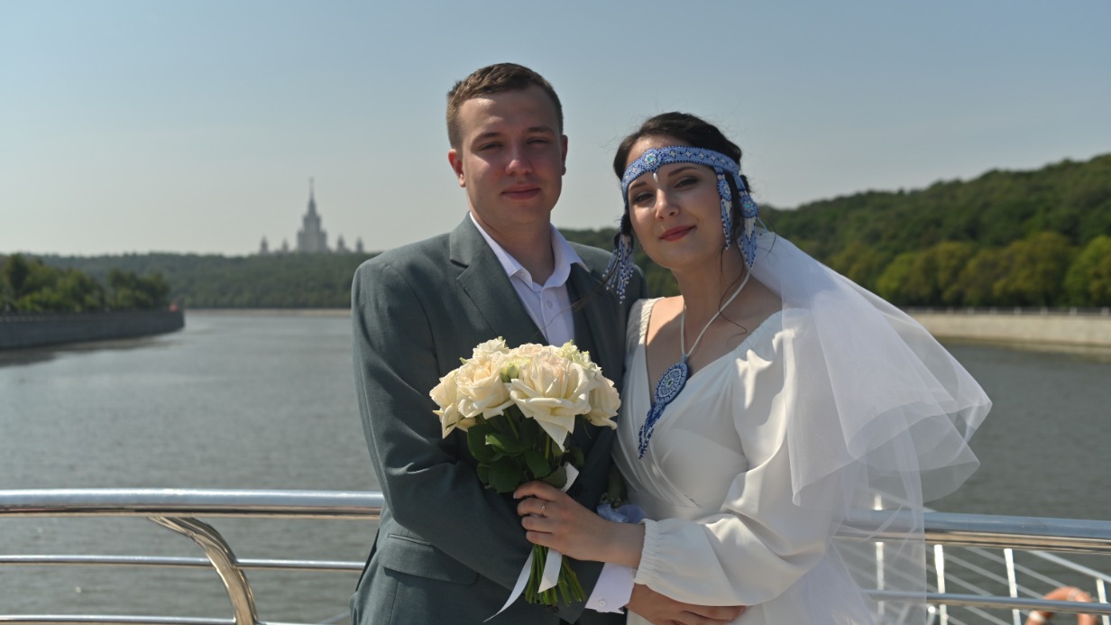 Молодожены Максим Зубов и Анастасия Кошелева играют свадьбу на палубе корабля