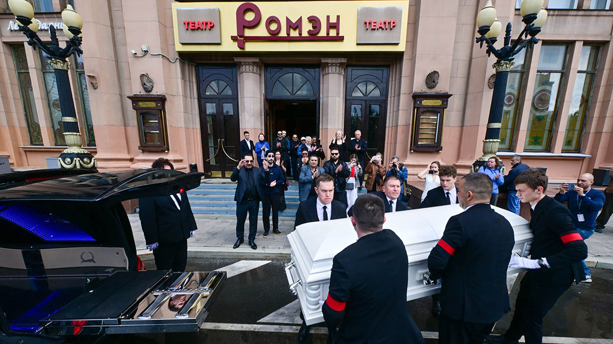 Гроб с телом артистки Жемчужной вынесли из театра «Ромэн» под аплодисменты