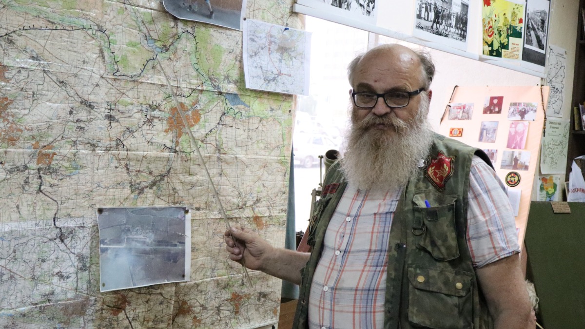 6 июля. Председатель правления Луганского военно-исторического объединения «Память Донбасса» Анатолий Феоктистов перед картой Луганска