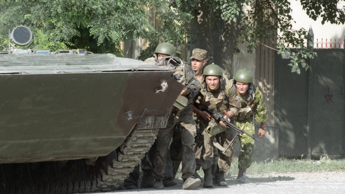 18 июня 1995 года. Бойцы российского спецподразделения готовятся к штурму больницы в Ставропольском крае, которую захватили террористы, возглавляемые Шамилем Басаевым во время атаки на город Буденновск