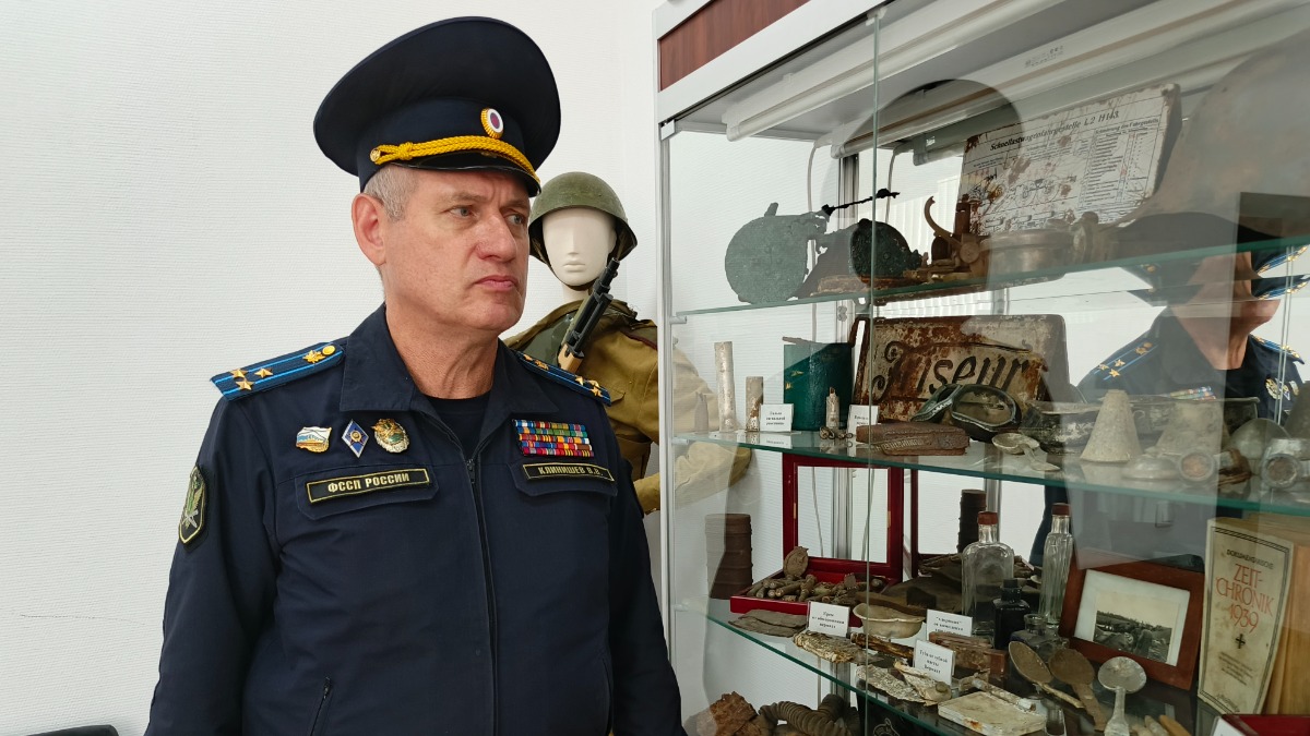 2 июля. Полковник внутренней службы УФССП Виктор Клинишев показывает экспонаты музея.
