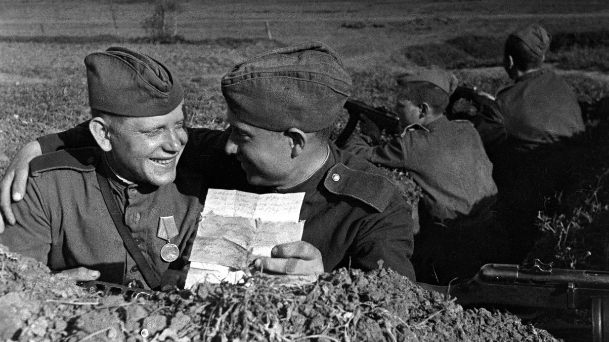 13 апреля 1944 года. Батальон автоматчиков 36-й гвардейской танковой бригады 4-го механизированного корпуса. Гвардии красноармеец Василий Подрезов делится с сослуживцем Михаилом Щербаковым известиями, полученными от родных в письме
