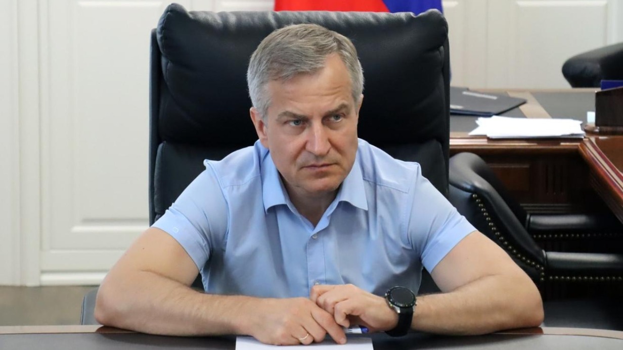 Несколько автомобилей столкнулись с машиной замгубернатора Курской области Чепика