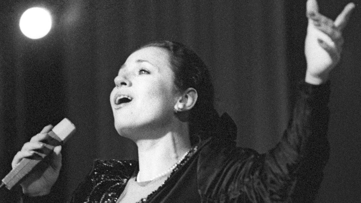 Народная артистка РСФСР Валентина Толкунова во время одного из концертов. Фото 1989 года
