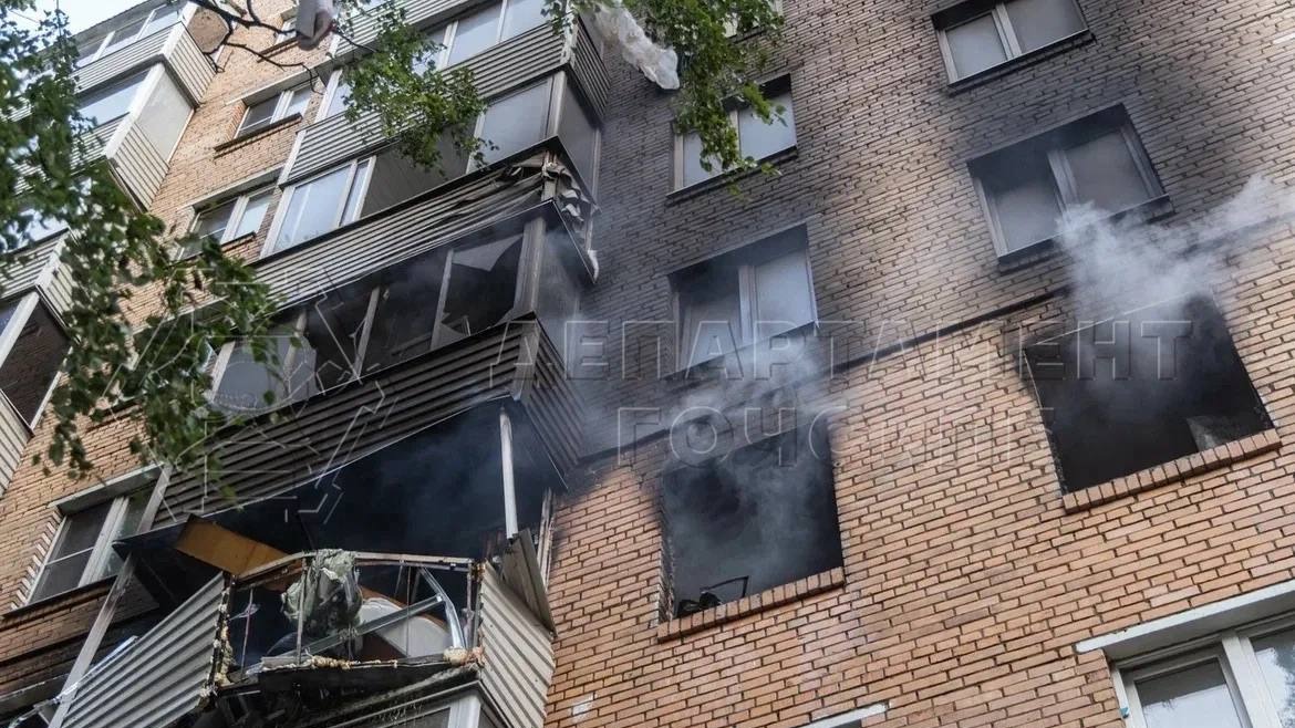 Более 10 человек спасли при пожаре на Криворожской улице в Москве