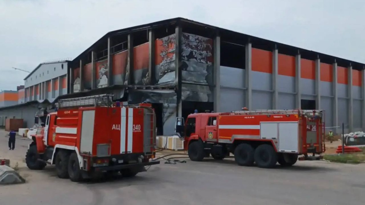 Спасатели потушили пожар на производственных складах в подмосковном Раменском