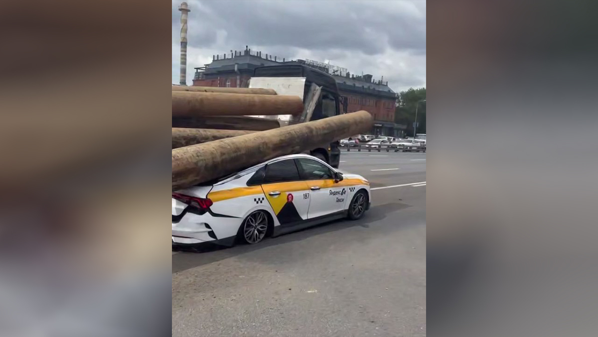 «Пункт назначения на Варшавском шоссе»: трубы высыпались из грузовика на такси