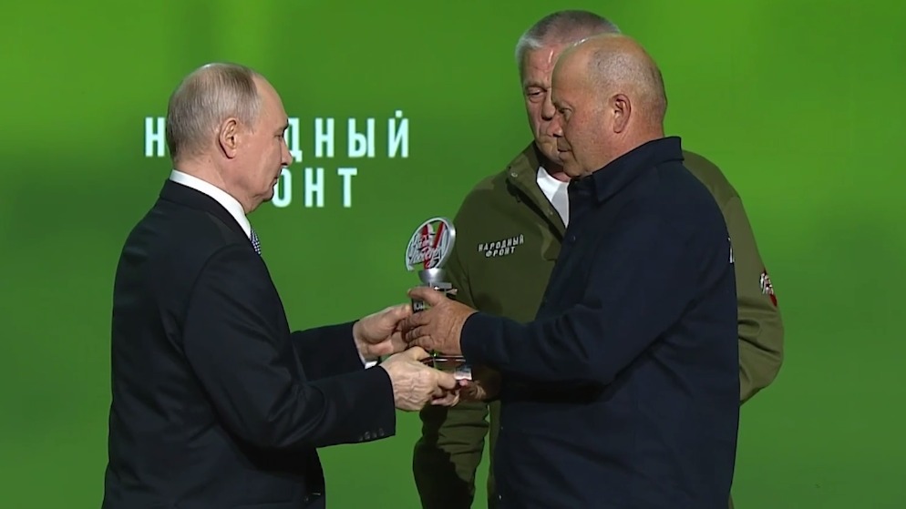 Путин вручил кубки ОНФ охранникам Старобельского колледжа