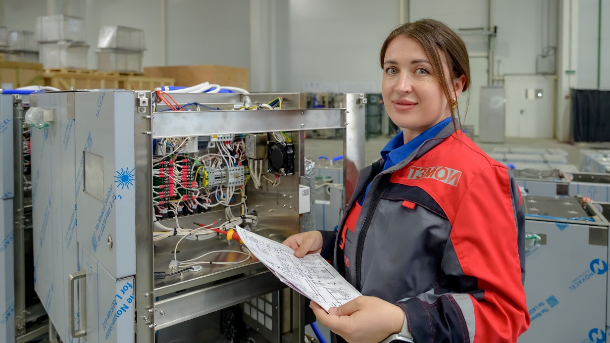 Сотрудница предприятия по производству оборудования для инфекционного контроля, бригадир слесарей-электромонтажников Анна Прохорова за сборкой моечной машины