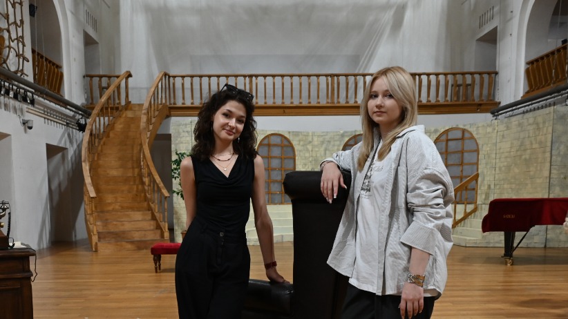 Дарья Шешкова и Анна Коротких в зале «Манеж» театра «Школа драматического искусства» на экскурсии