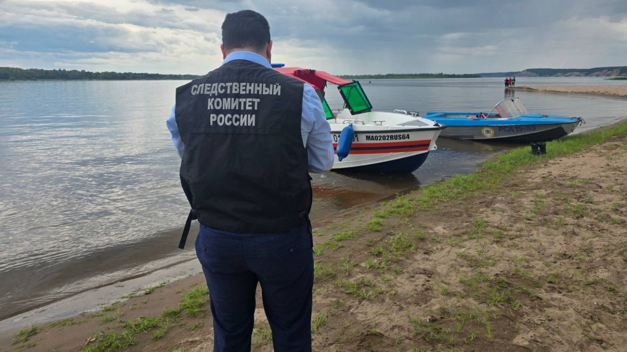 Мужчина под Саратовом утонул, пытаясь спасти сына, которого унесло течением