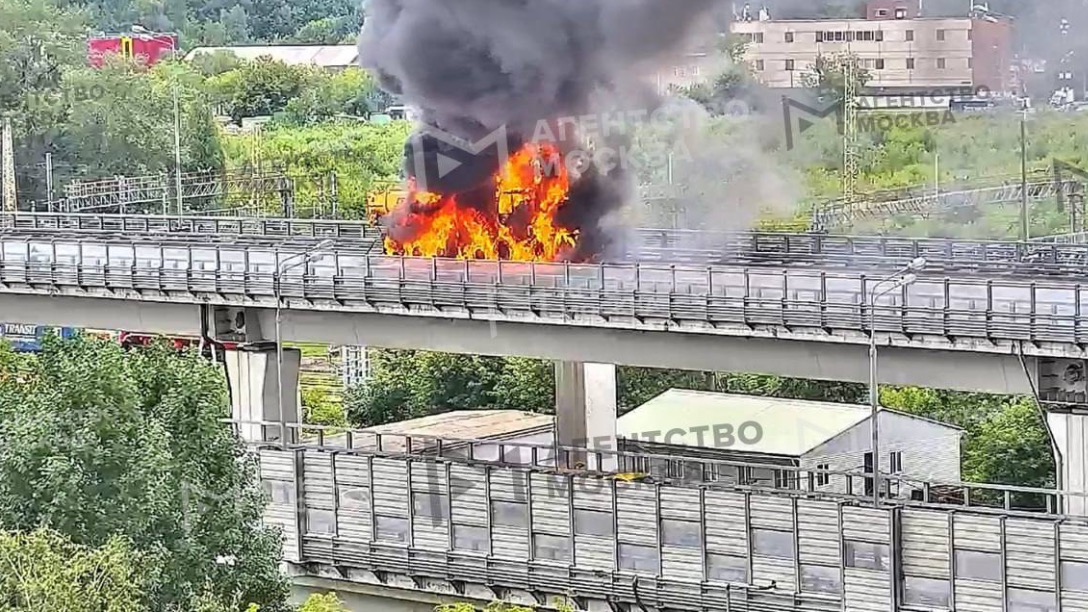 Строительный кран, загоревшийся на СВХ в Москве, потушили