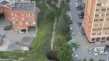 Гигантская яма образовалась рядом с многоквартирным домом в Новосибирске