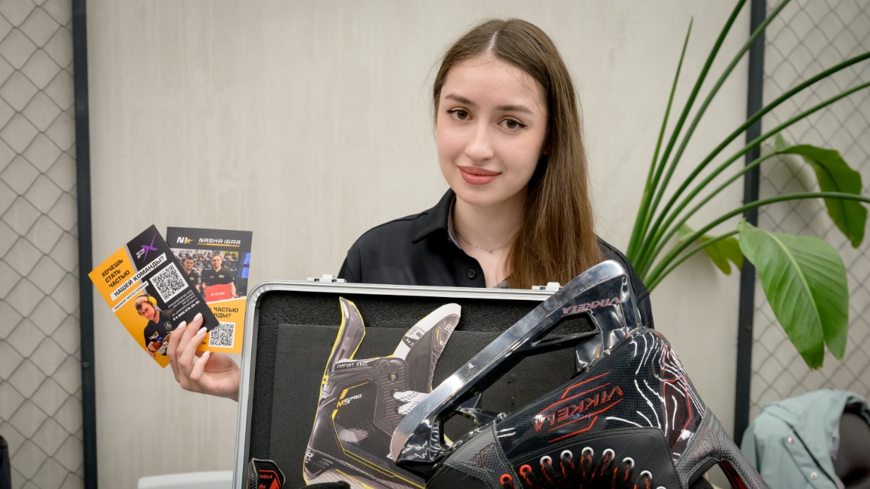 Менеджер по персоналу сети магазинов хоккейной экипировки Диана Суншева демонстрирует продукцию бренда на Всероссийской ярмарке трудоустройства