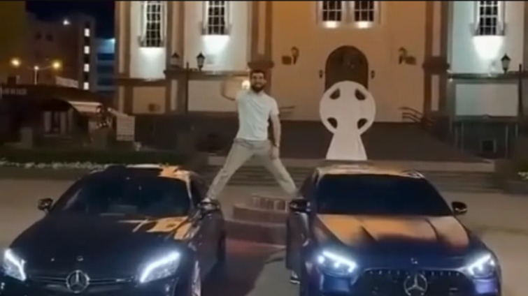 Двух молодых краснодарцев задержали за видео со шпагатом на фоне храма