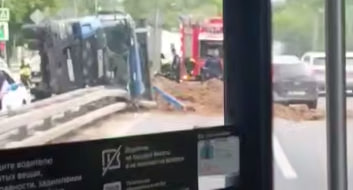 Грузовик с землей опрокинулся на Варшавском шоссе в Москве 15 июля 2026 года: фото, видео