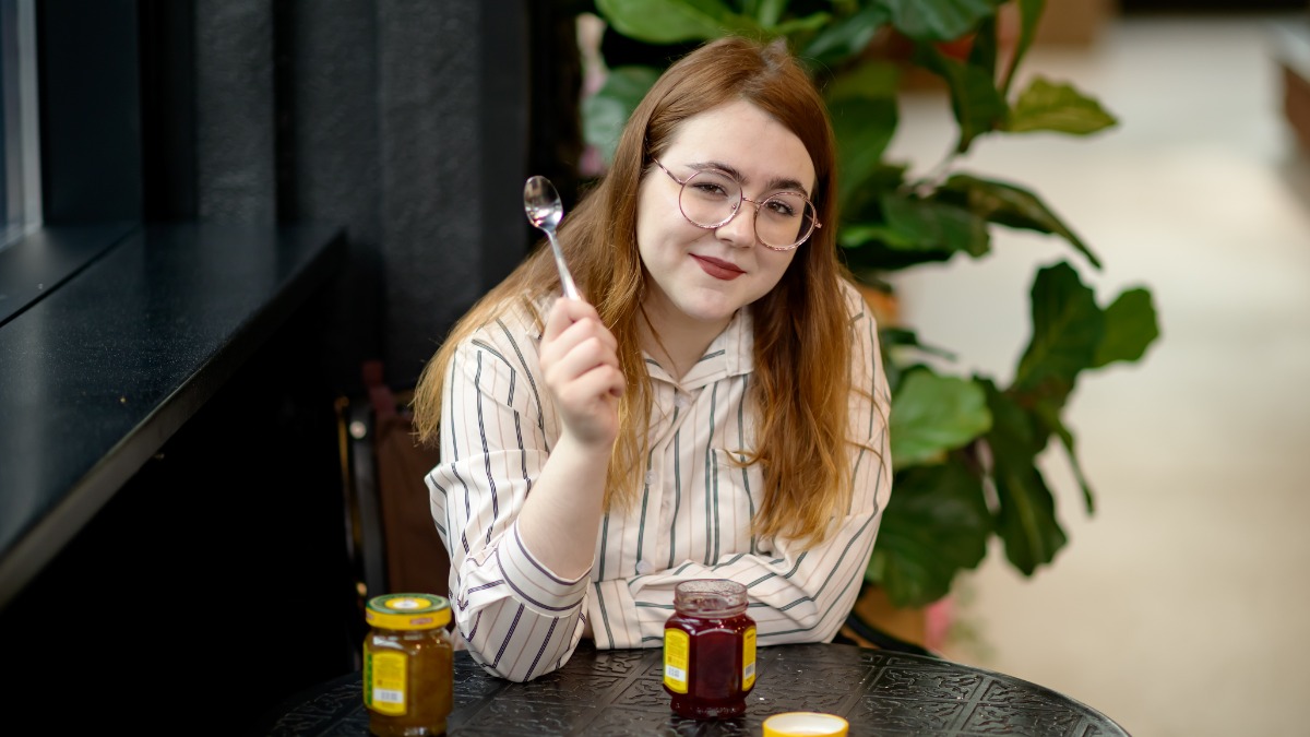 Москвичка Екатерина Ефременко пробует клубничное варенье.