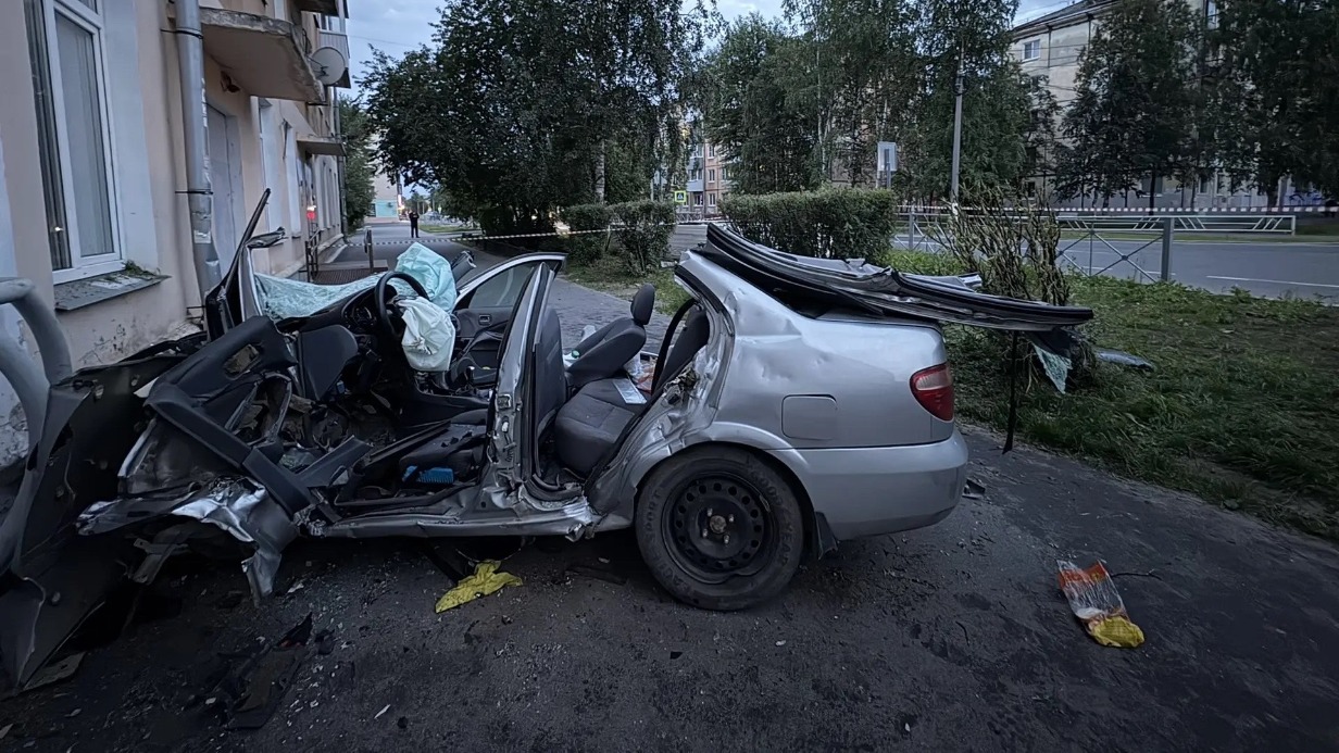 Автомобиль на скорости влетел в стену дома в Северодвинске, водитель погиб
