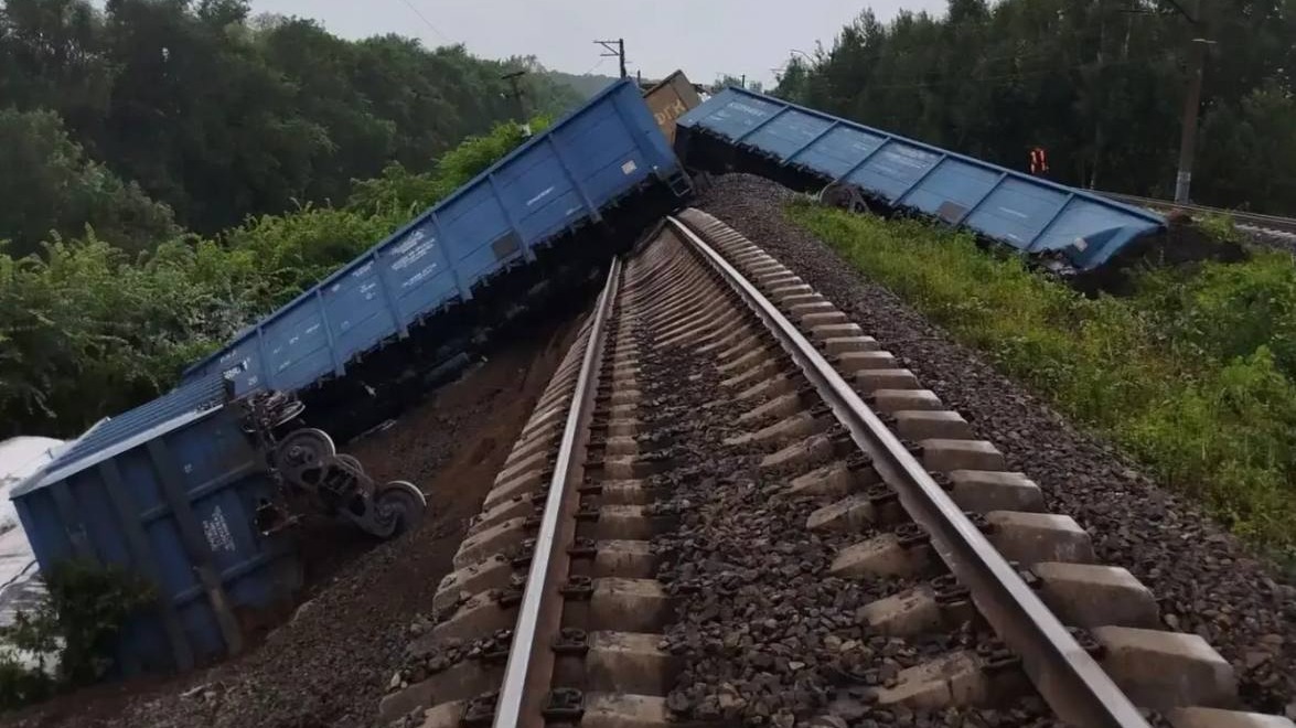 Шесть вагонов грузового поезда сошли с рельсов в Пермском крае