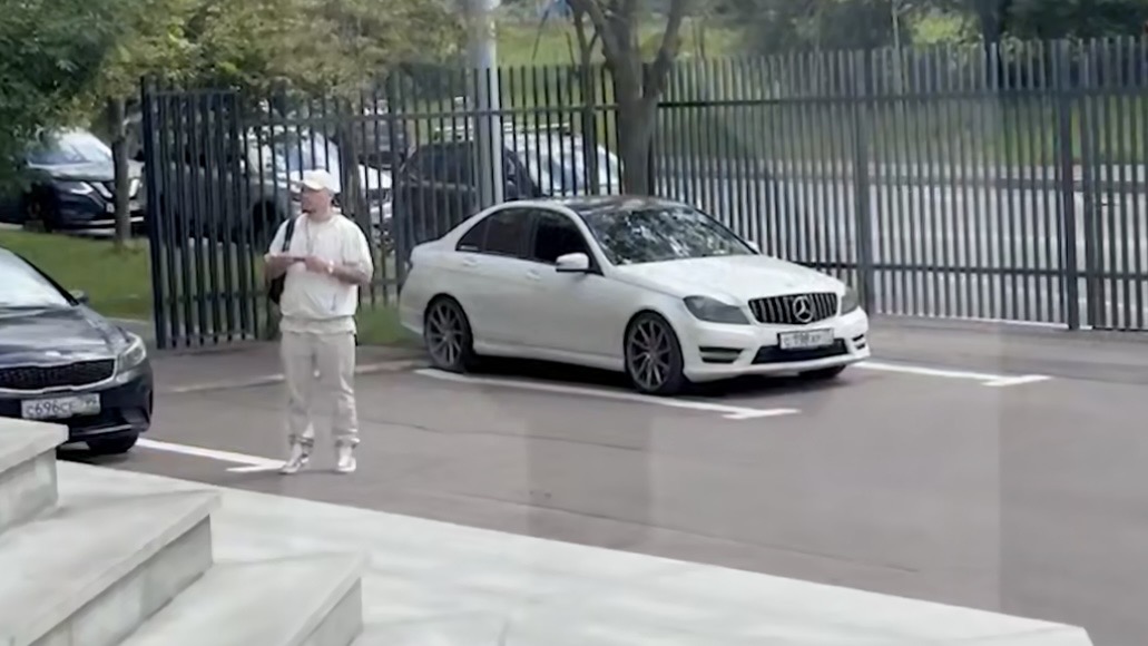 Рэпер Птаха приехал в суд на слушание по делу о пропаганде наркотиков