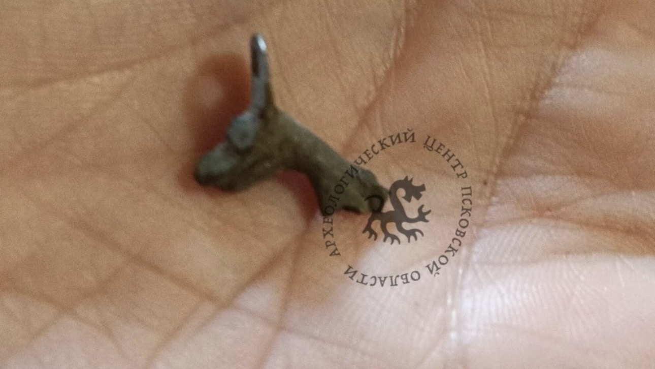 Кулон с мифическим животным возрастом 1000 лет обнаружили в Пскове
