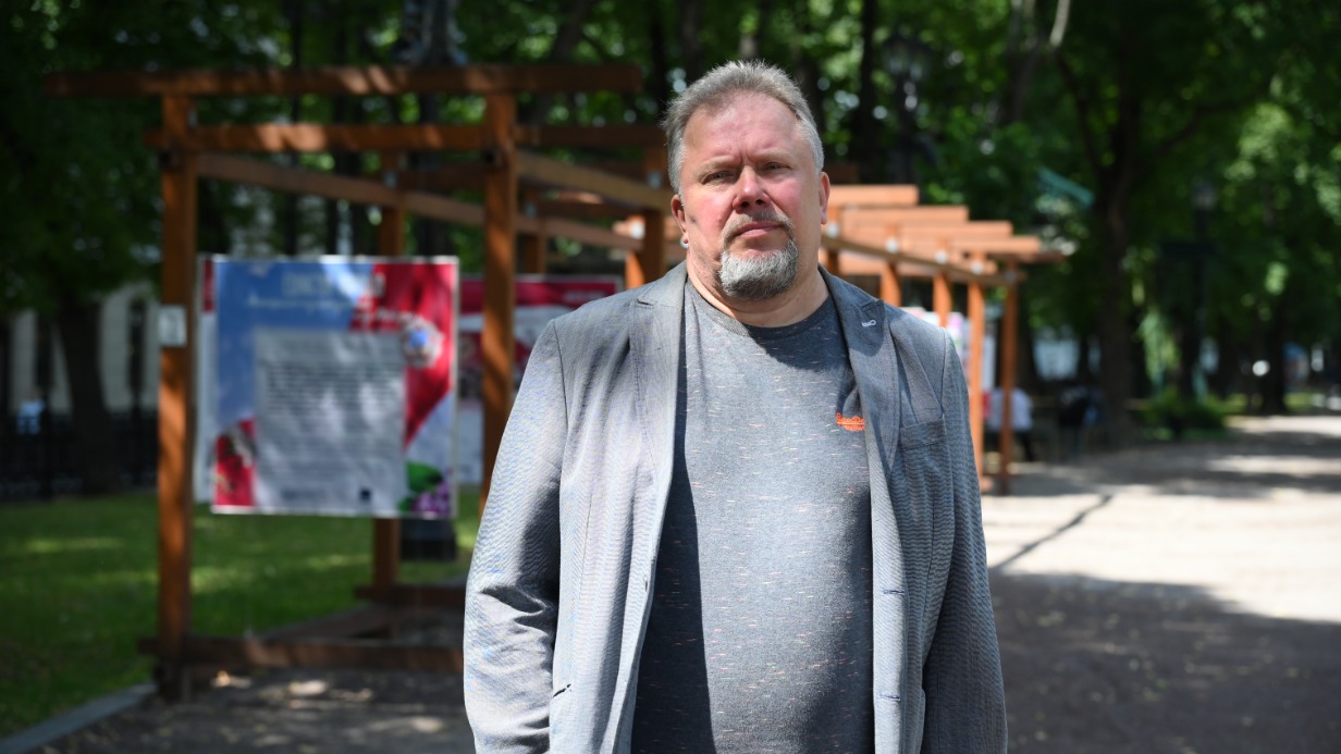 Юрий Лучников подготовил к отправке партию книг для кадетского корпуса в Луганске. Каждый год он посылает на Донбасс десятки тысяч томов литературы самых разных жанров
