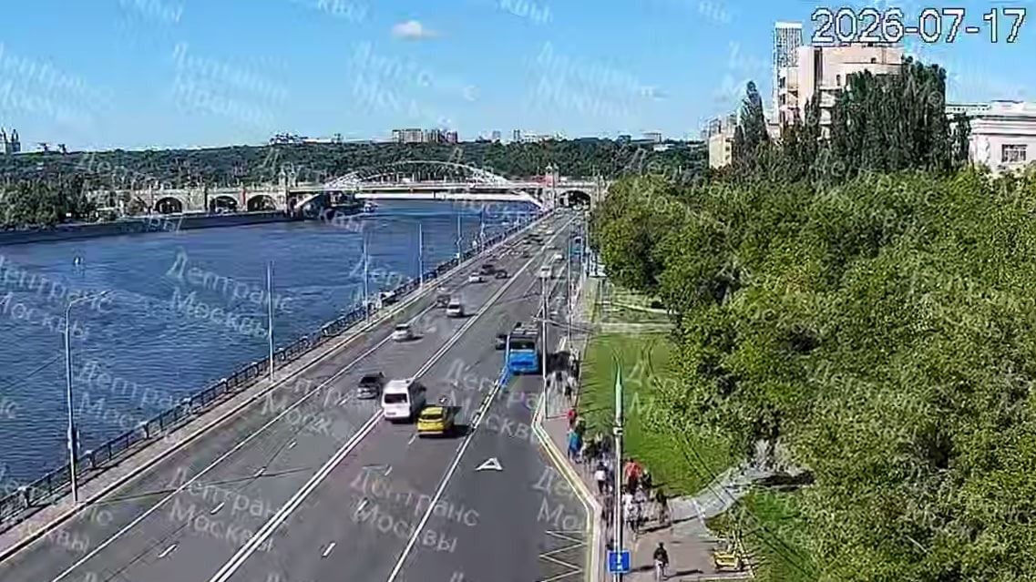 Двух человек госпитализировали после резкого торможения электробуса в Москве