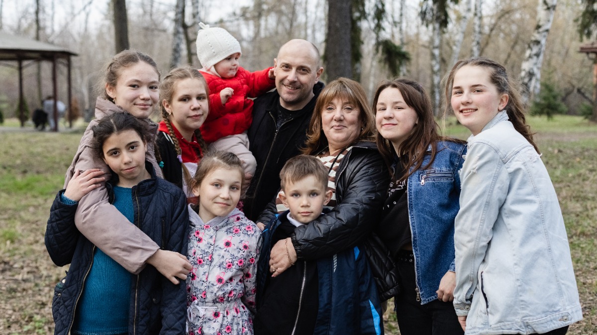 Приемная семья, находящаяся на сопровождении в Детской деревне SOS Томилино. Фото 2022 года
