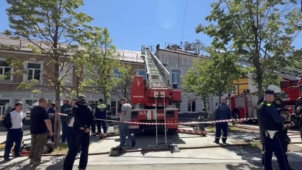 Кровля здания центра дизайна и архитектуры загорелась в центре Москвы
