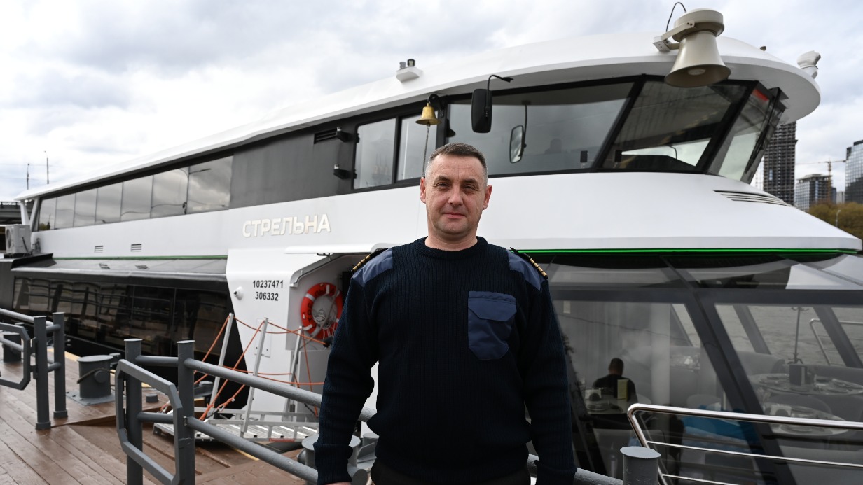 Капитан гибридного судна «Стрельна» Алексей Сахаров на причале «Новоспасский» — этот корабль перевозит пассажиров по прогулочному маршруту
