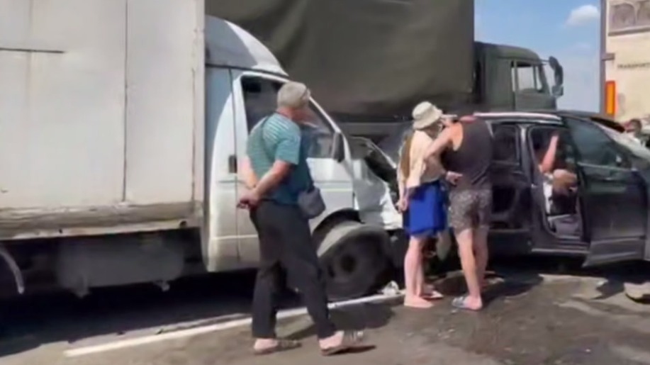 Двенадцать автомобилей столкнулись под Ростовом из-за пожара на пшеничном поле