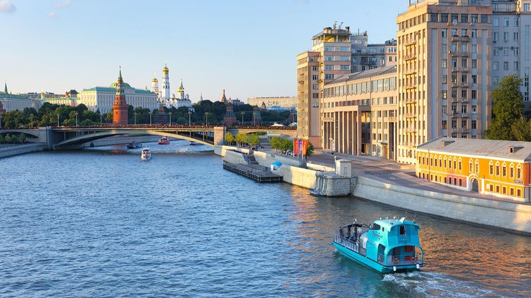 В Москве для ветеранов СВО организовали речные прогулки и экскурсии 